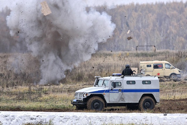Sỹ quan của đơn vị đặc nhiệm OMON Zubr, Bộ Nội vụ Nga vừa bắn súng phóng lựu về phía mục tiều từ nóc chiếc xe GAZ-233036 SPM-2.